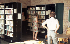 840931 Interieur van het in 1971 officieel geopende dorpshuis De Dissel (Disselplein 6) te Hooglanderveen: de bibliotheek.